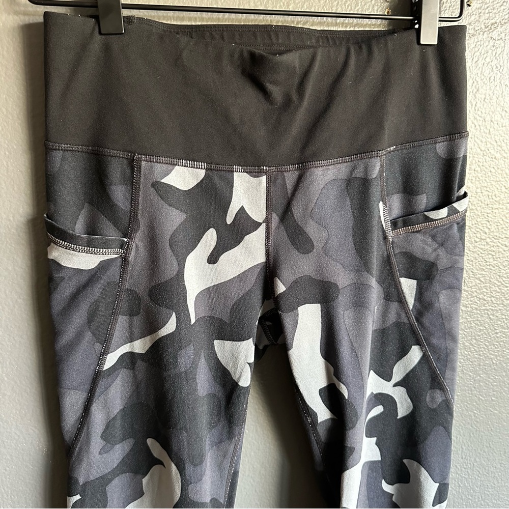 Athleta Athleta camo print to pre-workout pants with side pockets, size small